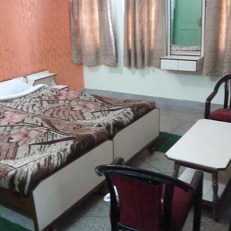 Radiant Ymca Tourist Hostel Βαρανάσι Δωμάτιο φωτογραφία